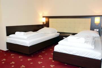 Фото номера Двухместный номер с двумя кроватями Отель Hotel Świętokrzyski Dwór г. Нова-Слупя 2